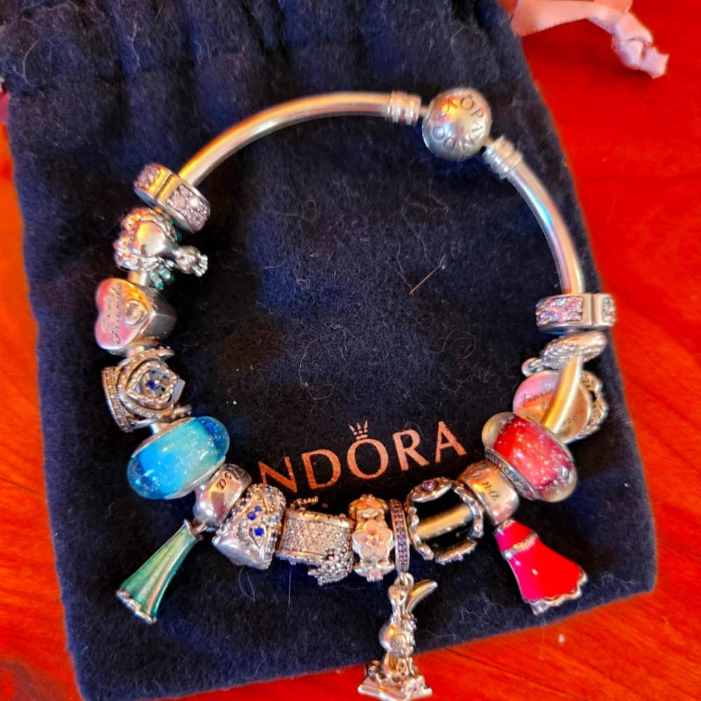 Pandora bracelet with 13 charms and stoppers!